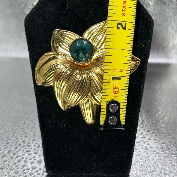 Vintage 1960's Flower Brooch Green Crystal Gold tone Regency Classic Edwardian - Picture 3 of 7